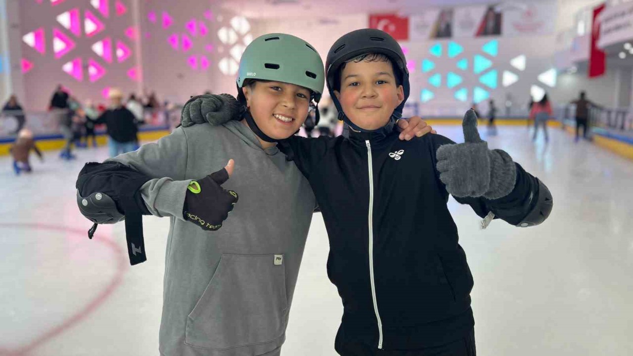 Buz pateni pisti yarıyıl tatilinde çocukların uğrak noktası oldu
