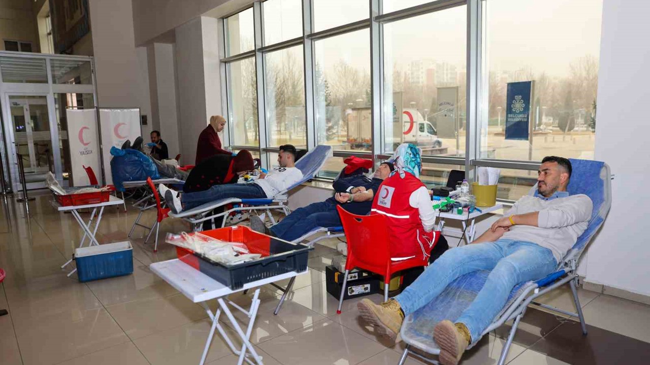 Selçuklu Belediyesi personeli ve vatandaşlardan kan bağışı kampanyasına destek
