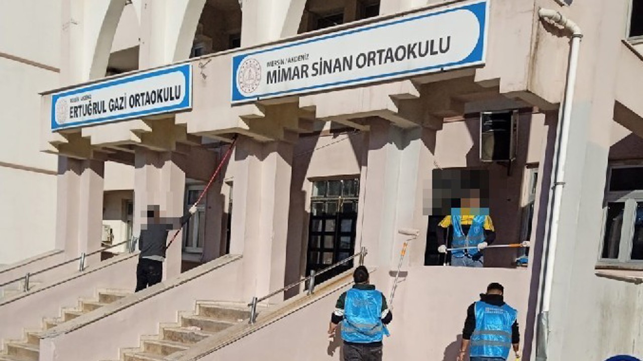 Yükümlüler, Mersin’de okulları temizleyip boyadı

