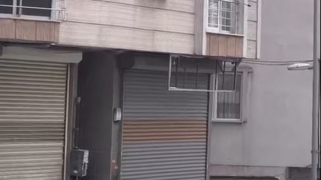 Eve kitlenen genç kadın kendini camdan attı; O anlar kamerada
