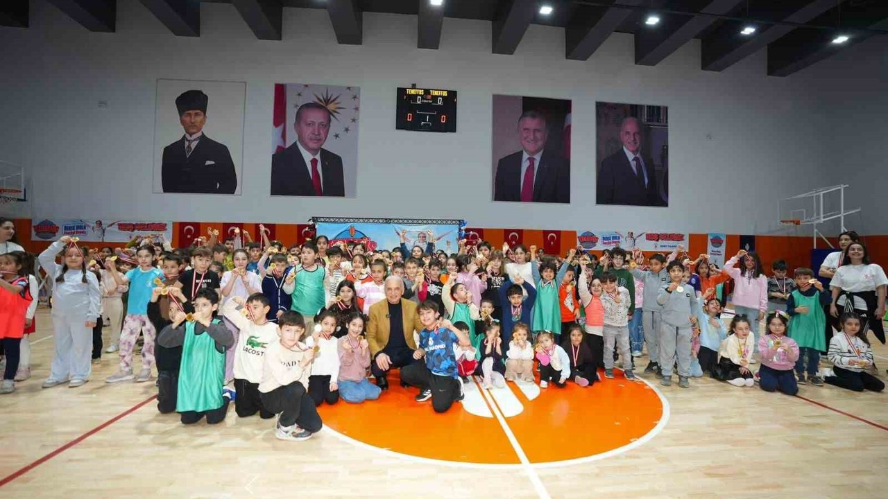 Ümraniye Belediye Başkanı Yıldırım teneffüste öğrencilerin sevincine ortak oldu
