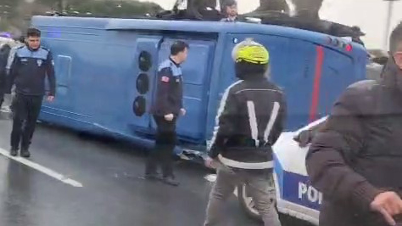 Hasdal yolu Kemerburgaz istikametinde cezaevi aracı devrildi. İhbar sonrası bölgeye çok sayıda ekip sevk edildi.
