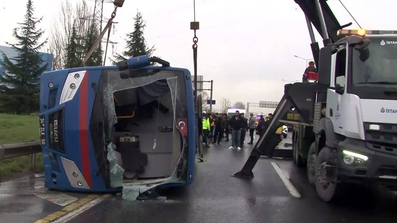 Hasdal yolu Kemerburgaz istikametinde cezaevi aracı devrildi. İhbar sonrası bölgeye çok sayıda ekip sevk edildi.
