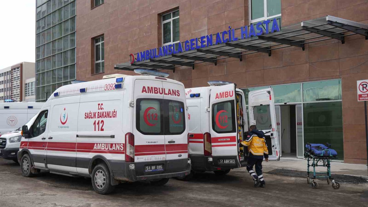 Otomobille çarpışan motosiklet sürücüsü öldü
