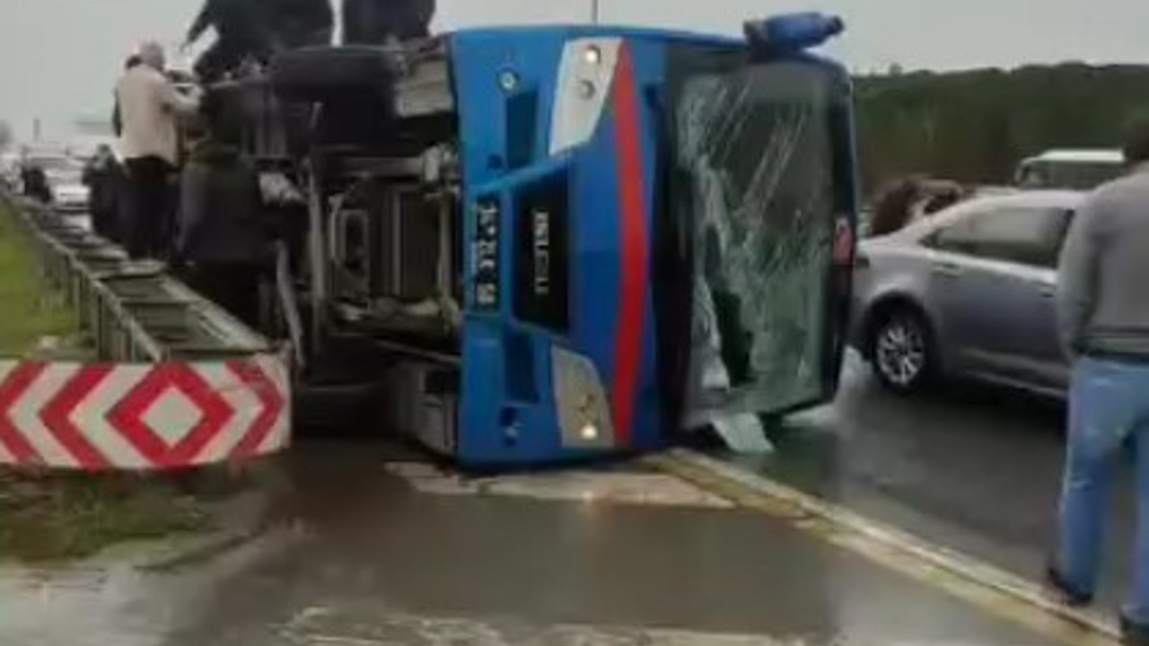 Kağıthane’de cezaevi nakil aracı devrildi: 2 jandarma personeli ağır olmak üzere 19 yaralı
