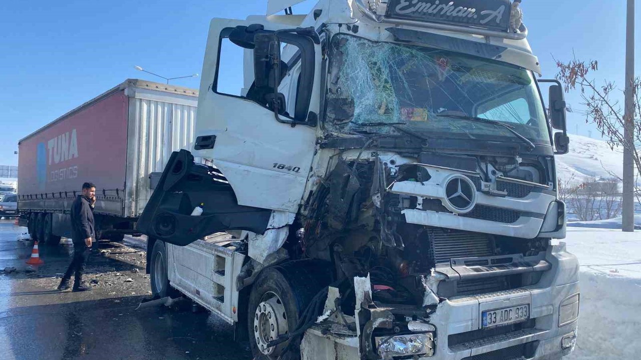 Bitlis’te iki tır çarpıştı
