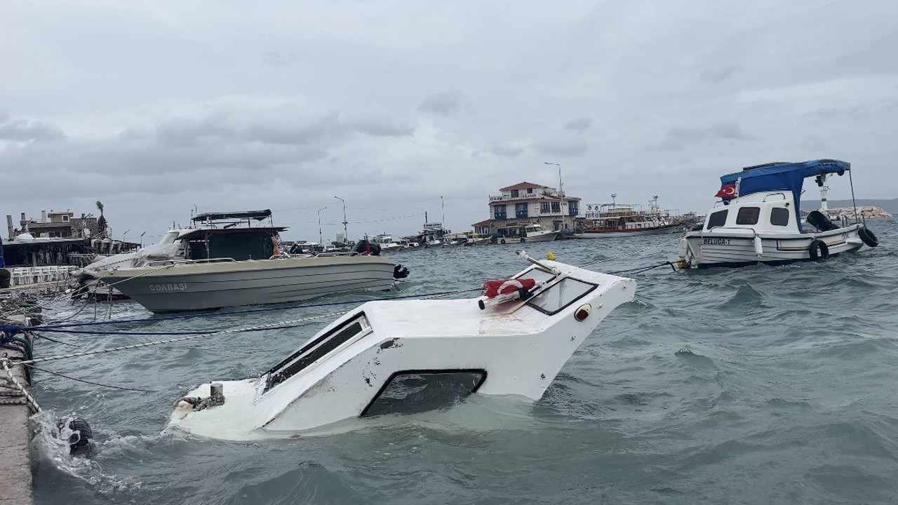 İzmir’de fırtına ve dev dalgalar tekneleri batırdı
