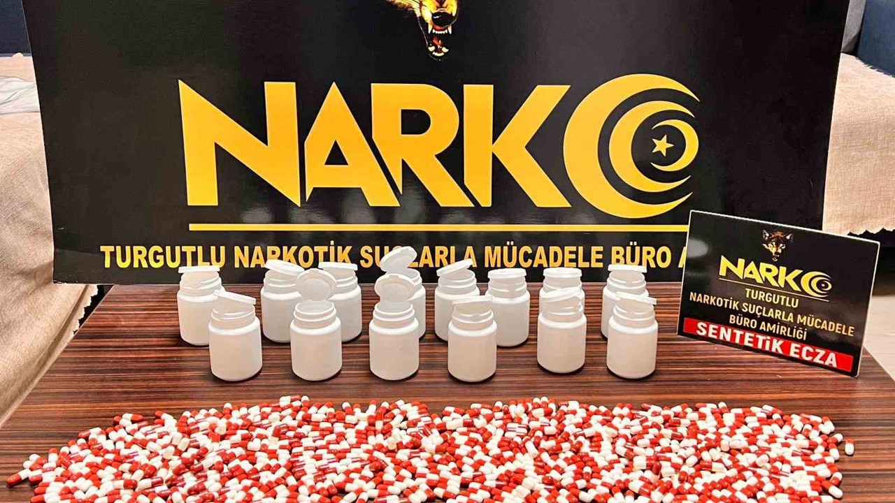 Aracın kaputuna sakladıkları uyuşturucuyla yakalandılar: 4 tutuklama
