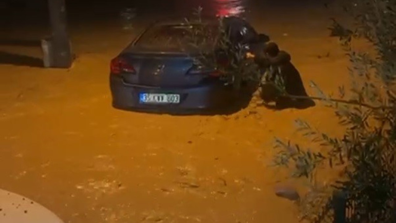 İzmir’de sağanak ve fırtına hayatı felç etti: Sel suları araçları sürükledi
