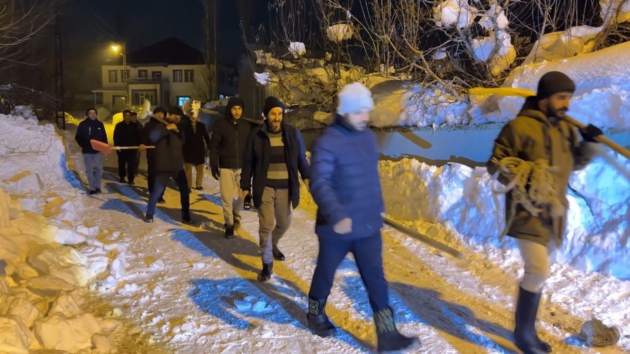 Yüksekova’da cemaat namazdayken çatı çöktü: İmam anons etti, köylü küreği ve halatıyla yardıma koştu
