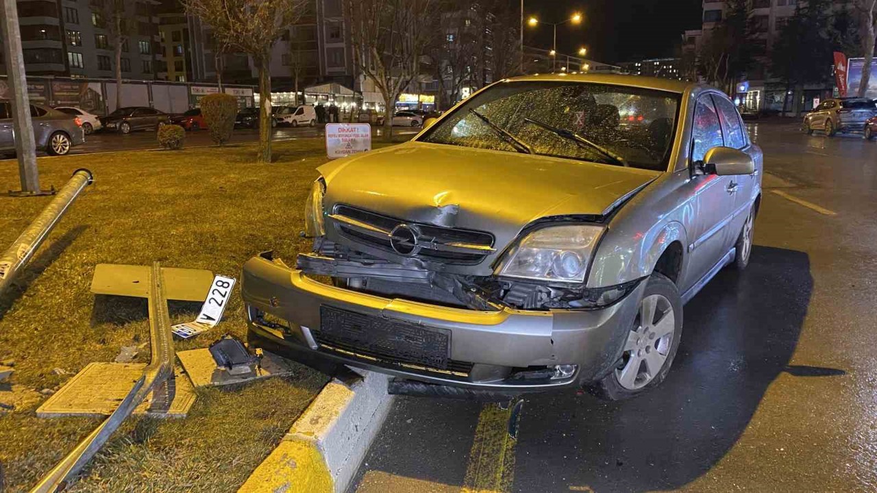 Çorum’da otomobil sinyalizasyon direğine çarptı: 1 yaralı
