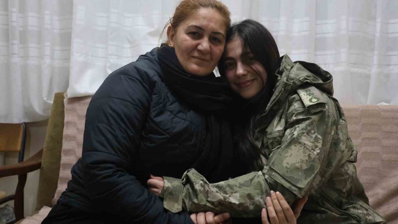 Depremzede Beliz’in, kendisine üşümesin diye montunu veren albayla görüşmesinde duygusal anlar yaşandı
