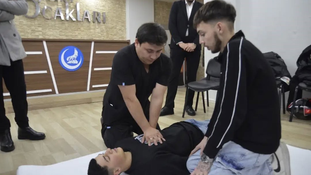Gençler acil ve ilk yardım konusunda bilinçlendirildi
