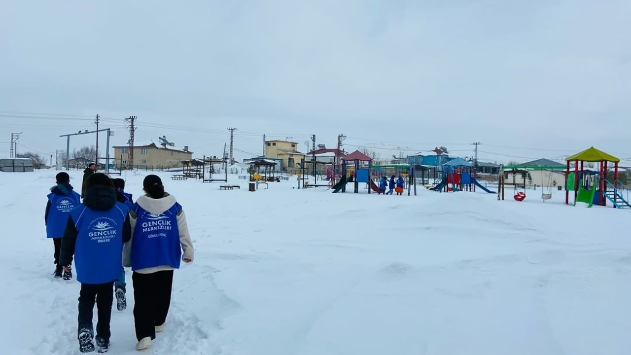 Diyadin’de gençlerden sokak hayvanlarına anlamlı destek
