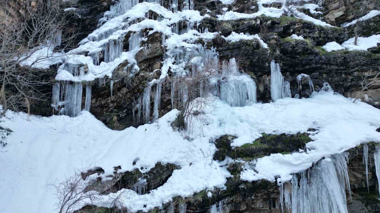 Şırnak’ta etkili olan karla ’Kanlıdere’ beyaza büründü
