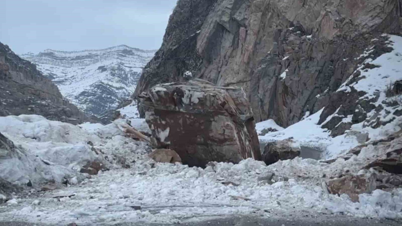 Dağdan kopan dev kaya yolu ulaşıma kapattı
