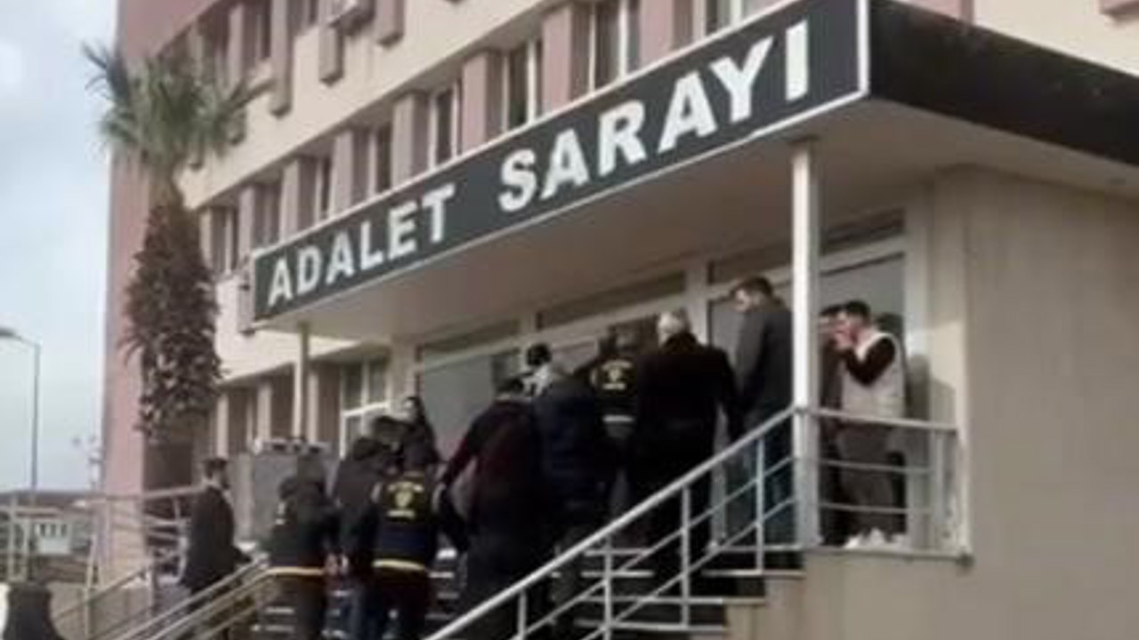 Yaşlı kadını dolandırmak isteyen sahte başkomiser ve sahte savcı gerçek polislere yakalandı

