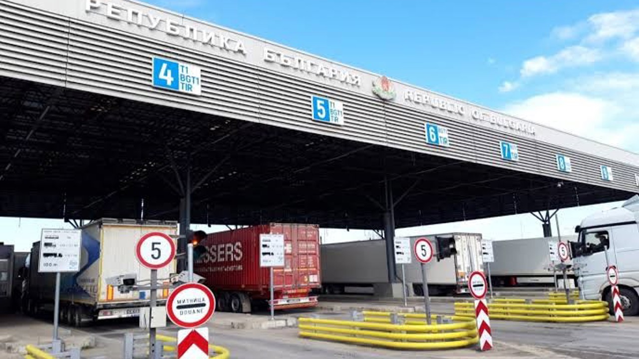 Türk tır şoförlerinden "çorba parası" adı altında rüşvet alan görevlilerin cezası kesinleşti
