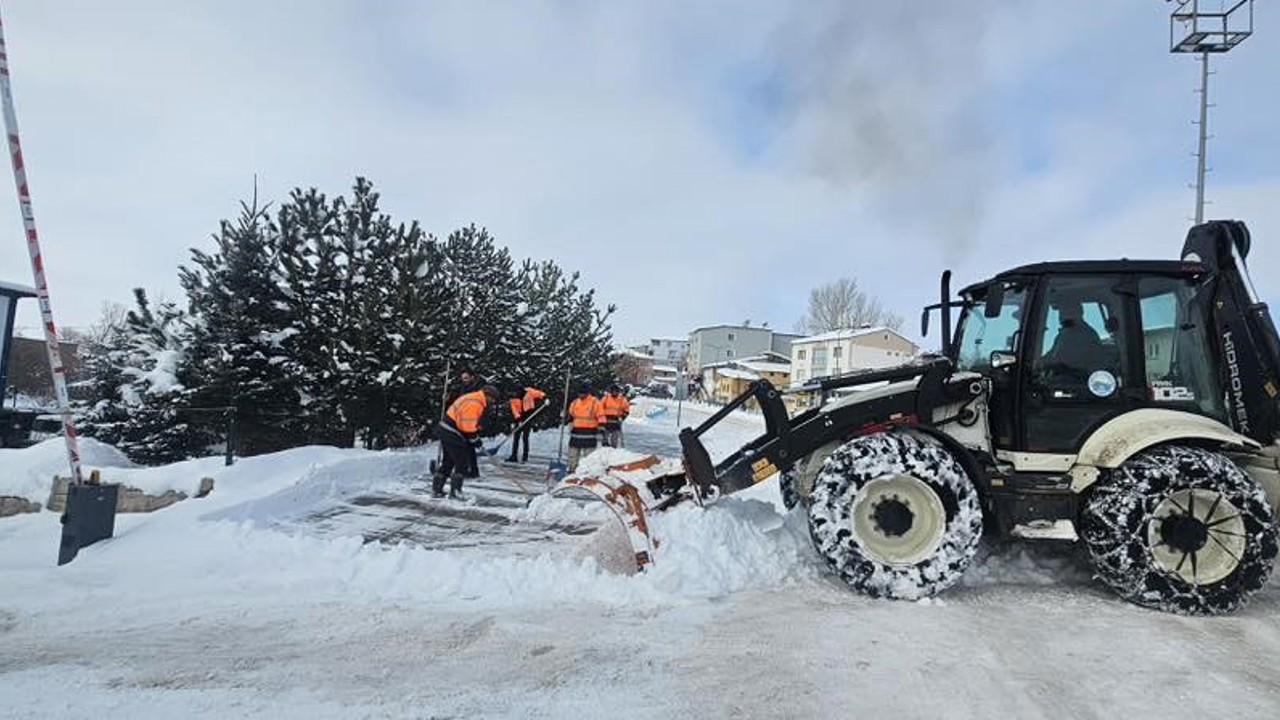 Aydıntepe’de karla mücadele ilçe genelinde devam ediyor
