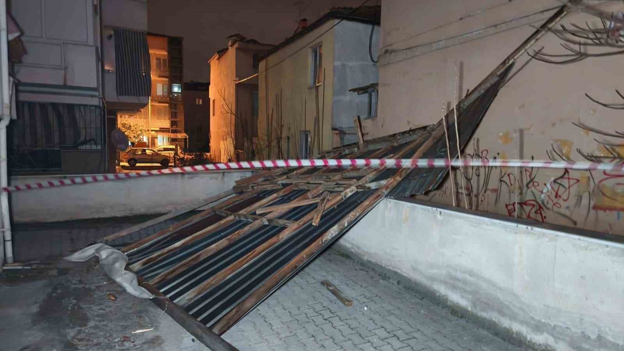 Denizli’de fırtına ağaçları devirdi, çatıları uçurdu
