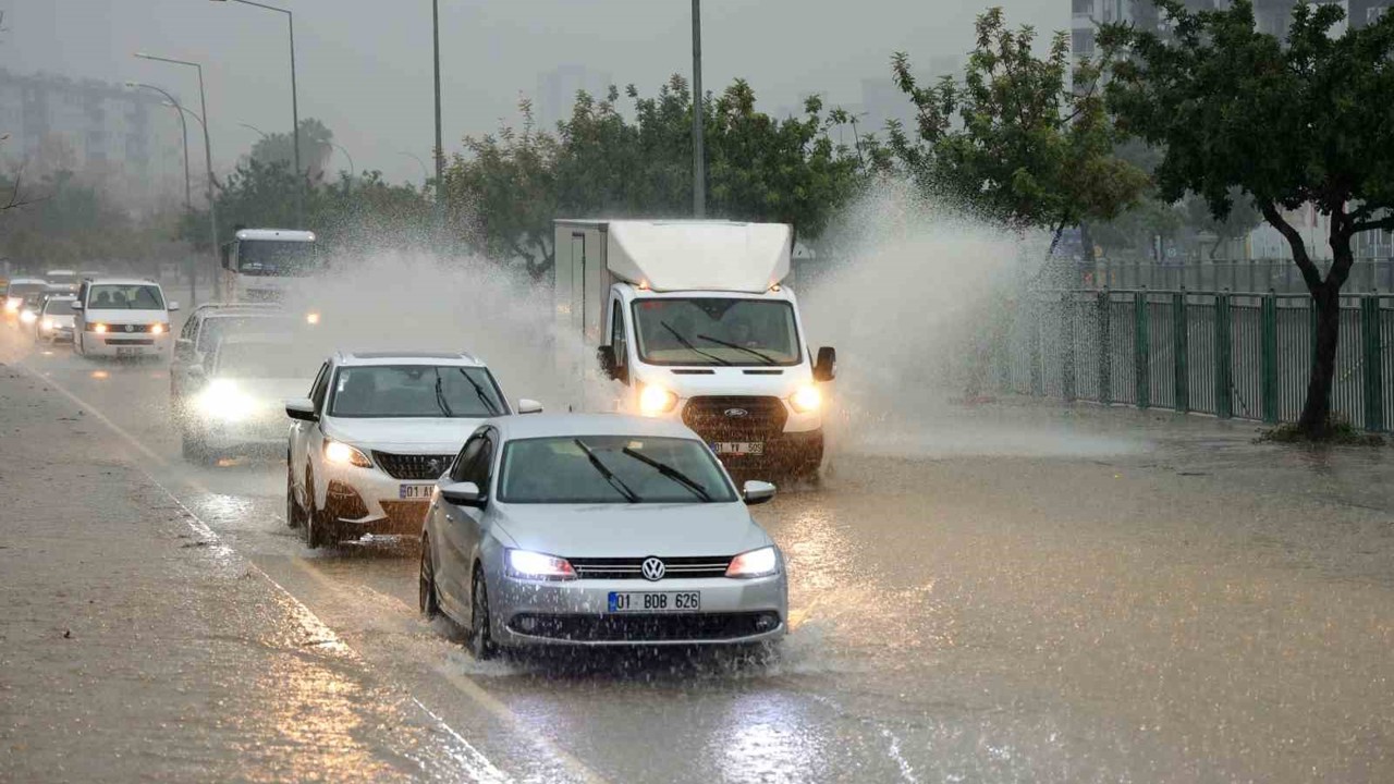 Adana’da şiddetli yağış yolları göle çevirdi, apartmanları su bastı
