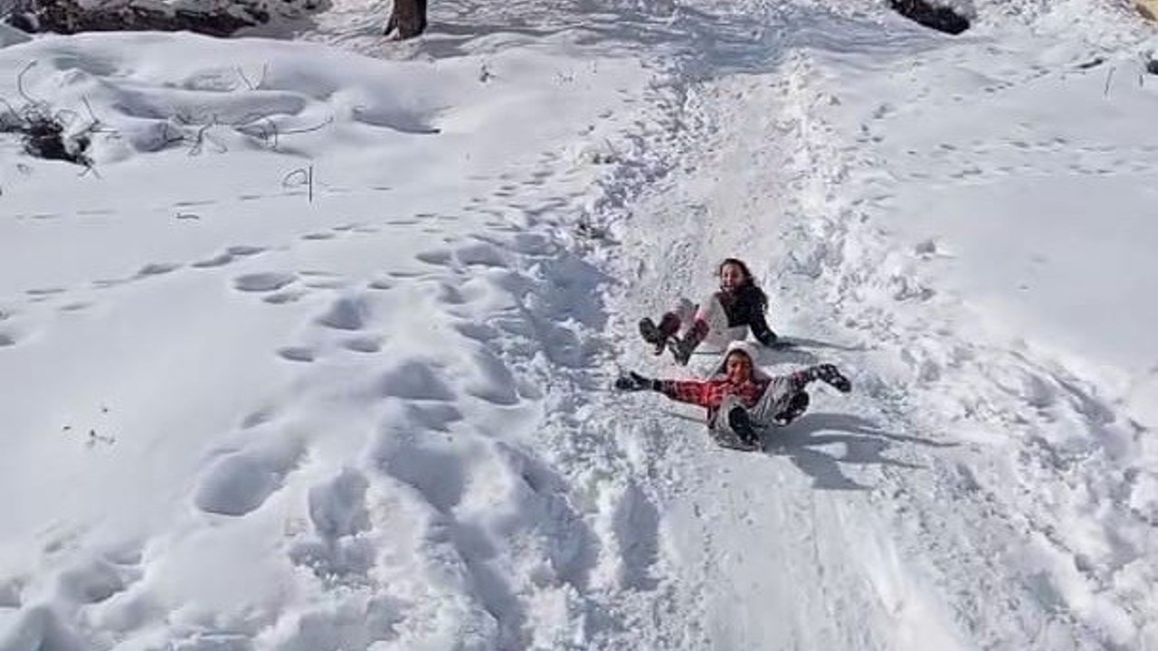 Çocuklar karın keyfini tepsi ve bidonlarla çıkardı
