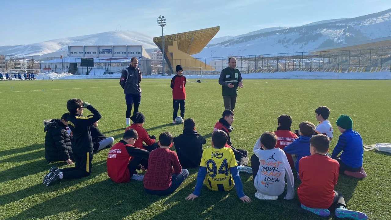 Bayburt’ta minik sporculara bilinçli teknoloji kullanımı anlatıldı
