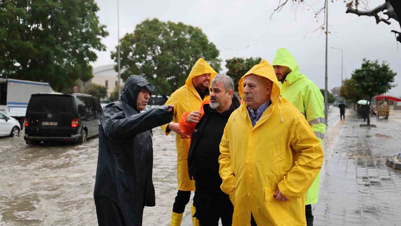 Başkan Demirçalı, yoğun sağanakta ekiplerle sahada
