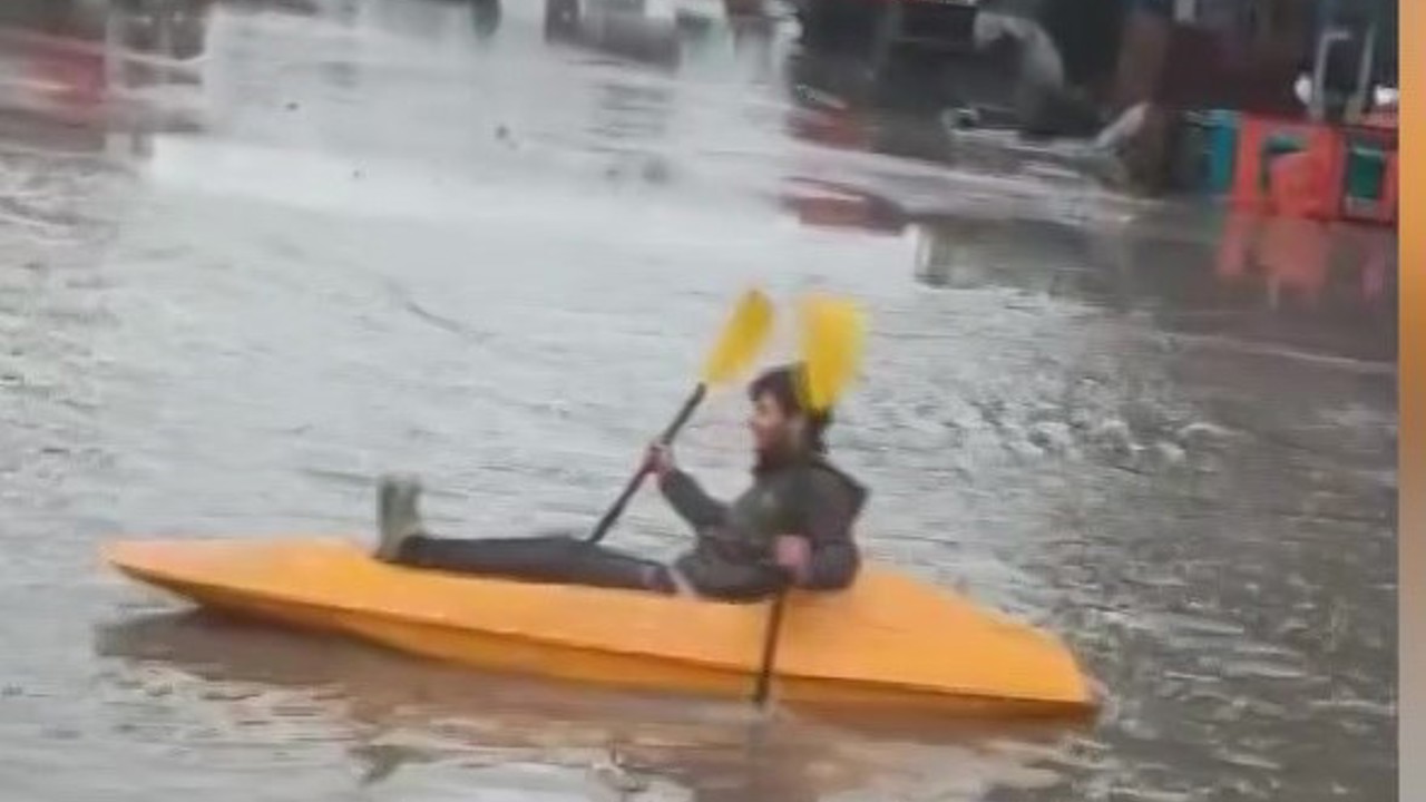 Gölde değil sokakta kano keyfi
