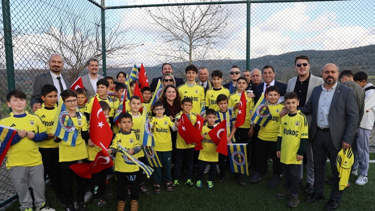 Galatasaraylı başkan, Fenerbahçeli çocukları sevindirdi
