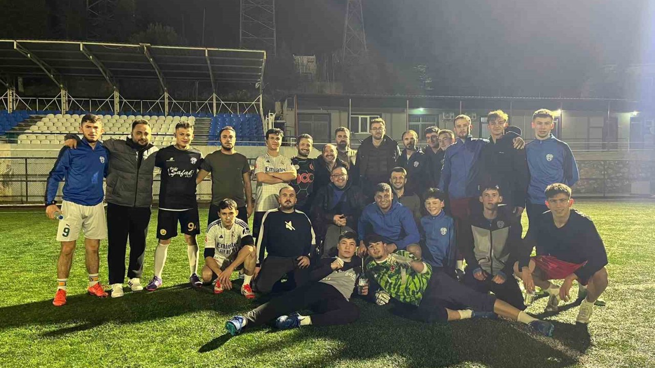 Gördes Engelliler Derneği’nden Altıntaş Spor’a destek
