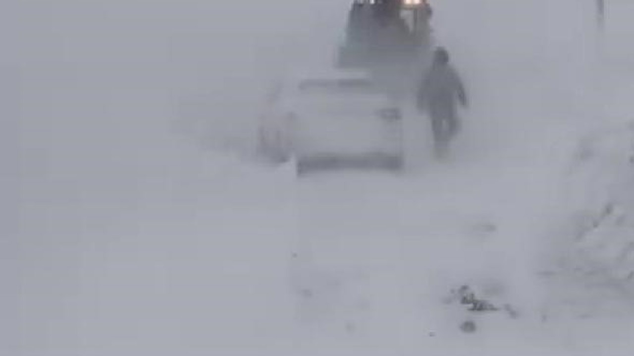 Sivas’ta yoğun kar ve tipi nedeniyle bazı yollar ulaşıma kapatıldı
