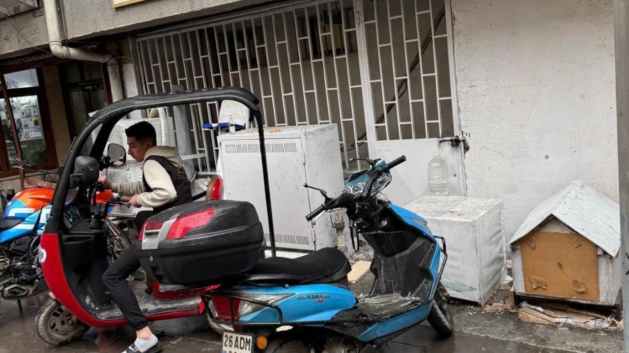 Binadan dökülen parçalar aşağıdaki motosikletlere zarar verdi
