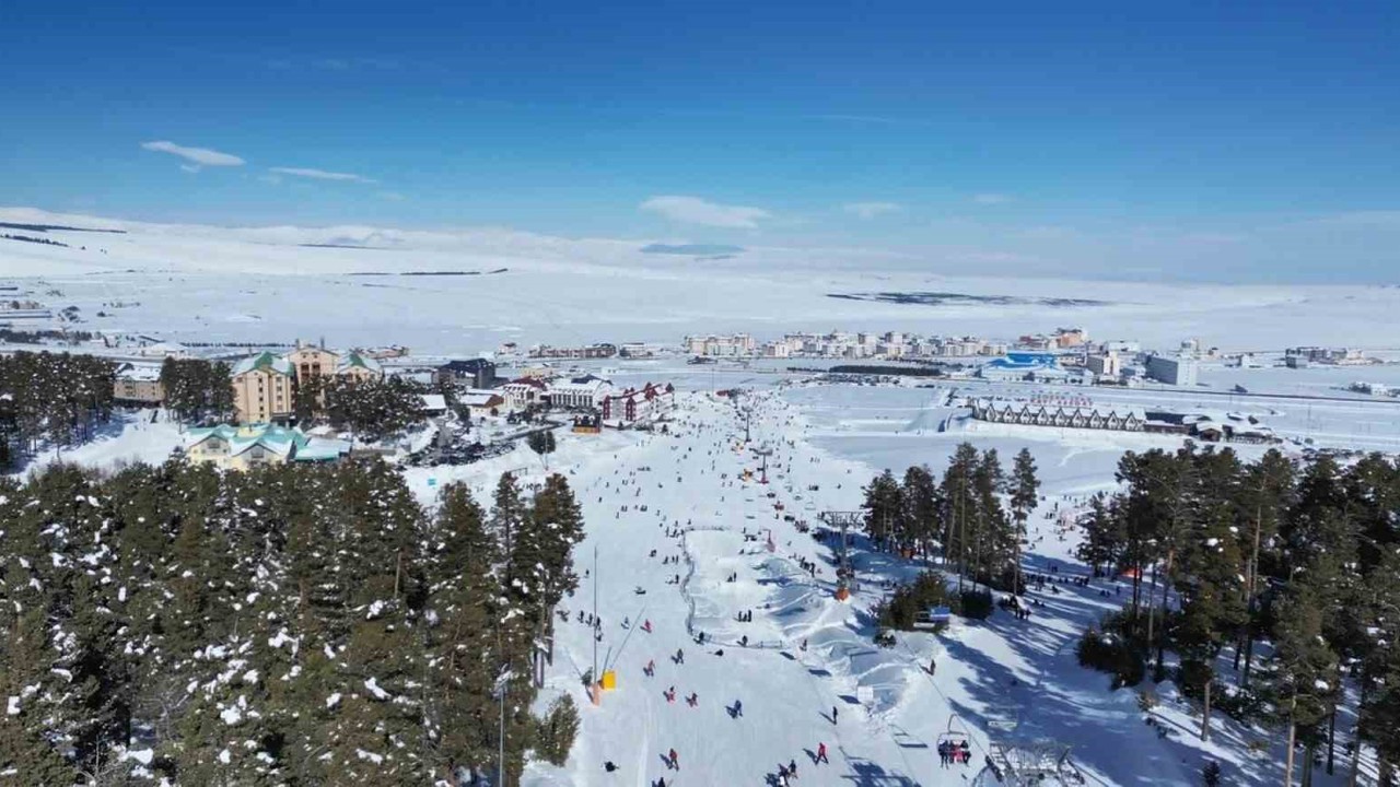 Sarıkamış Kayak Merkezi doldu taştı
