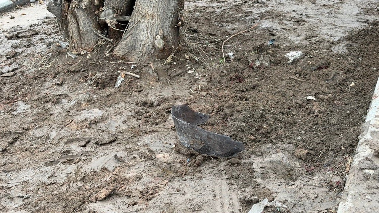 Kayganlaşan yolda kontrolden çıkan motosiklet ağaca çarptı: Kurye hayatını kaybetti
