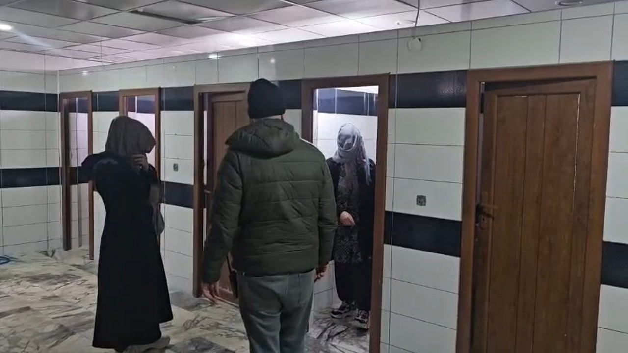 Zabıtadan kaçan dilenciler cami tuvaletinde yakalandı
