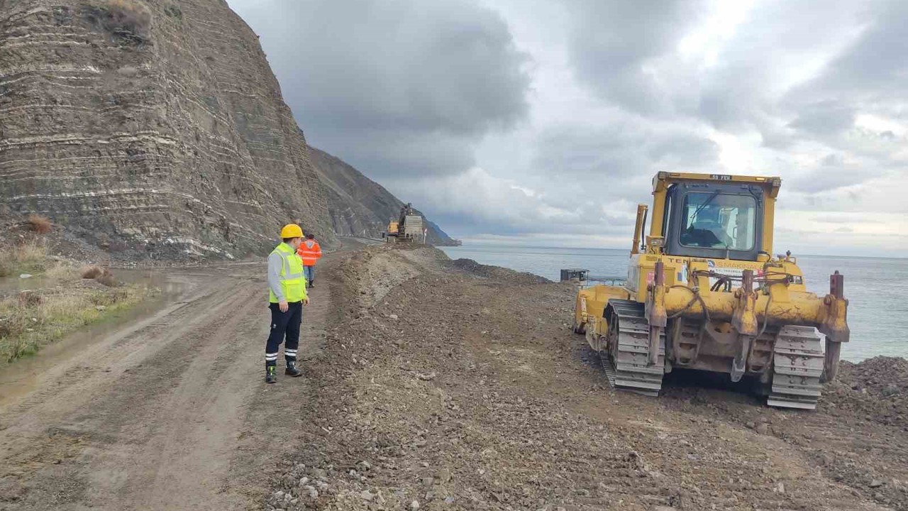 Tekirdağ’da heyelan: Yol kapatıldı
