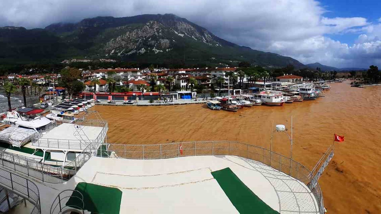 Akyaka’da denizin rengi kahverengiye döndü
