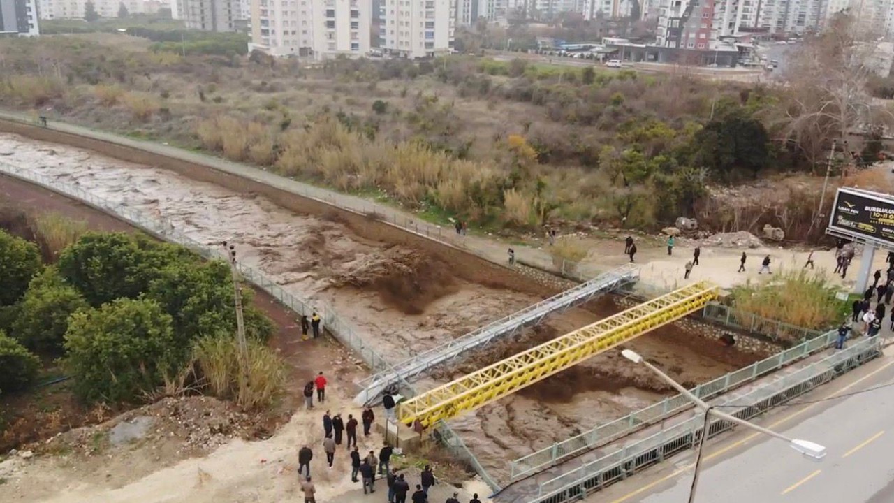 Mersin’de şiddetli yağış sel ve su taşkınlarına neden oldu
