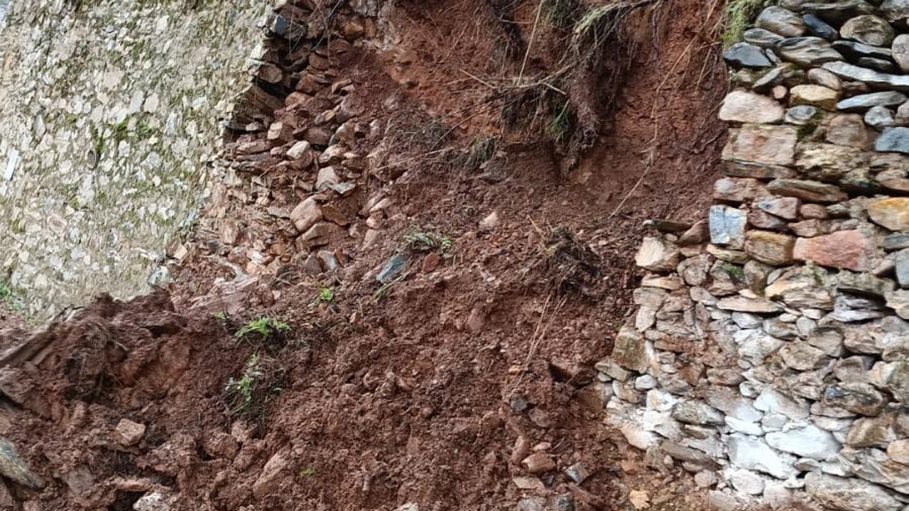 Yoğun yağış sonrası istinat duvarı çöktü
