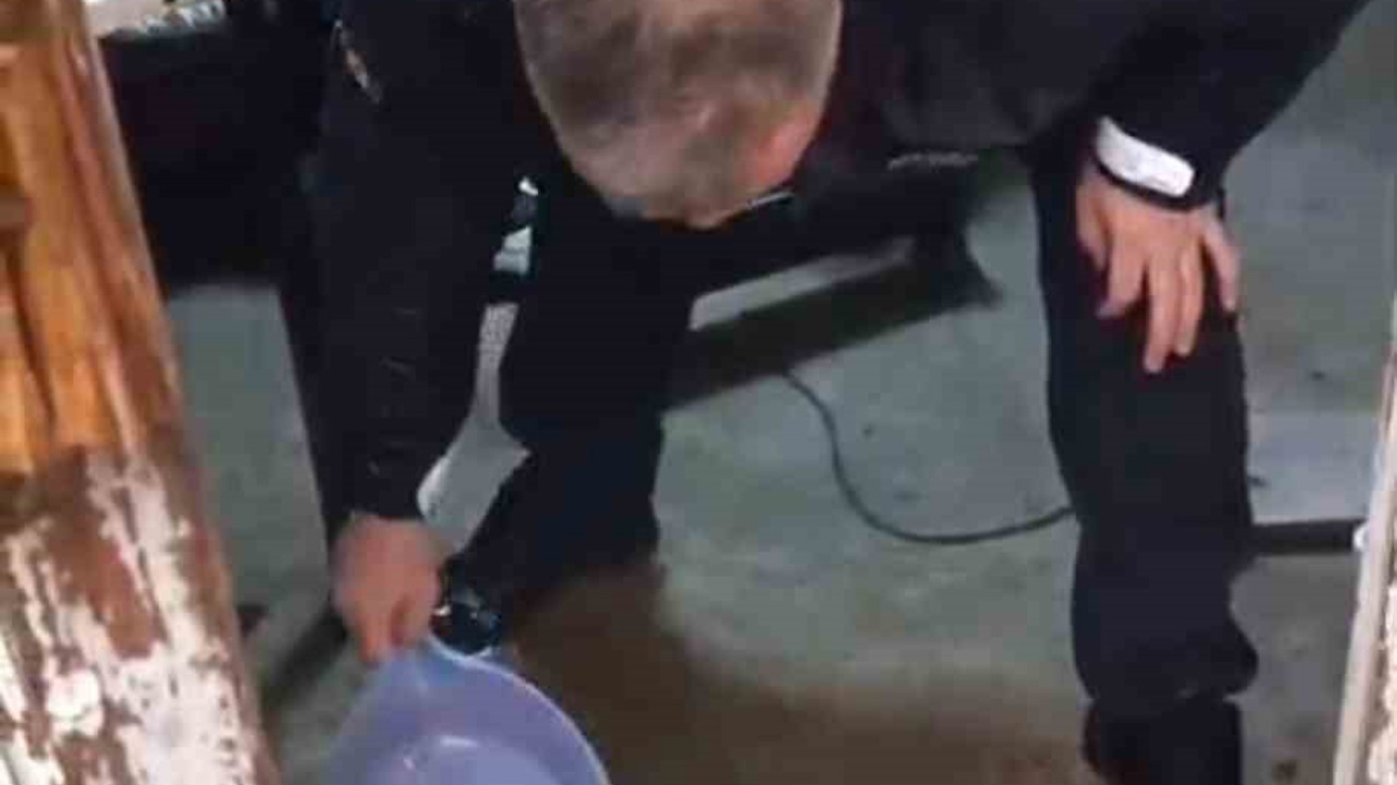 79 yaşındaki adamın evini su bastı, yardımına polis yetişti
