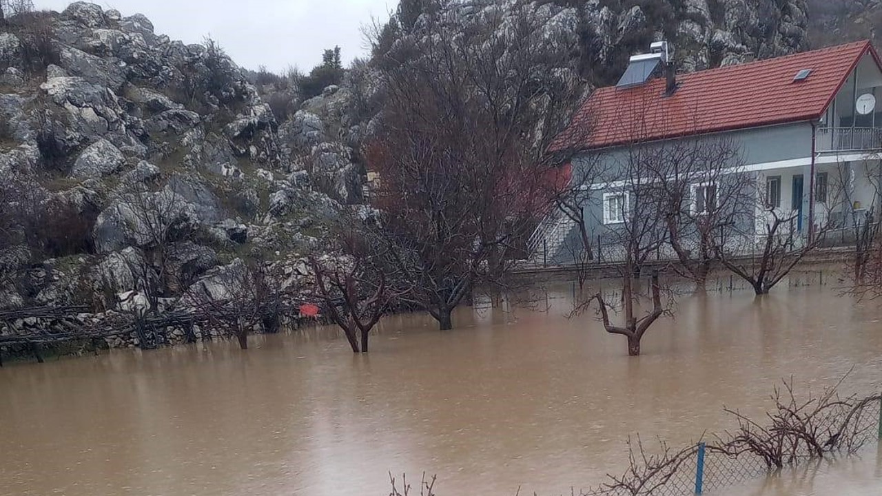 Derebucak’ta araziler sular altında kaldı
