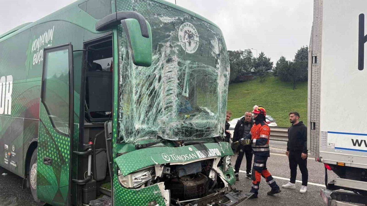 Konyaspor U-19 futbol takımını taşıyan otobüs kaza yaptı: 3 yaralı
