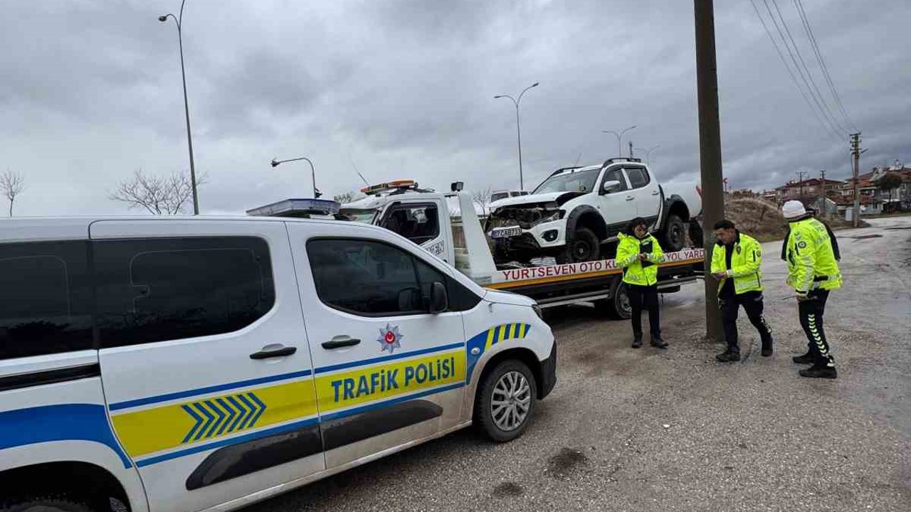 5 metrelik refüjden aşağı uçan araçta 3 kişi yaralandı
