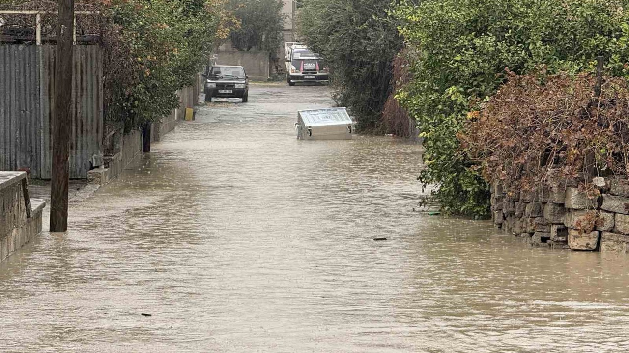 Tarsus’ta sağanak yağış etkili oluyor
