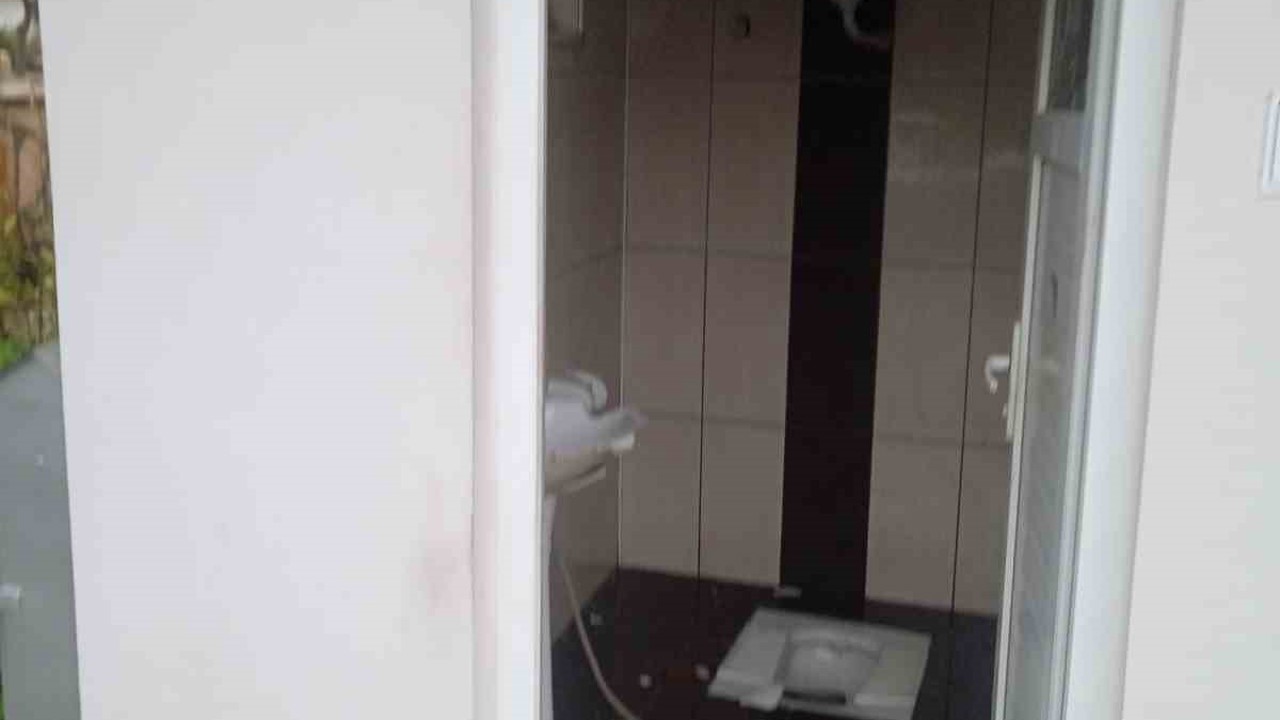 Alanya’da umumi tuvaletin camları ve seramiklerini kırdılar
