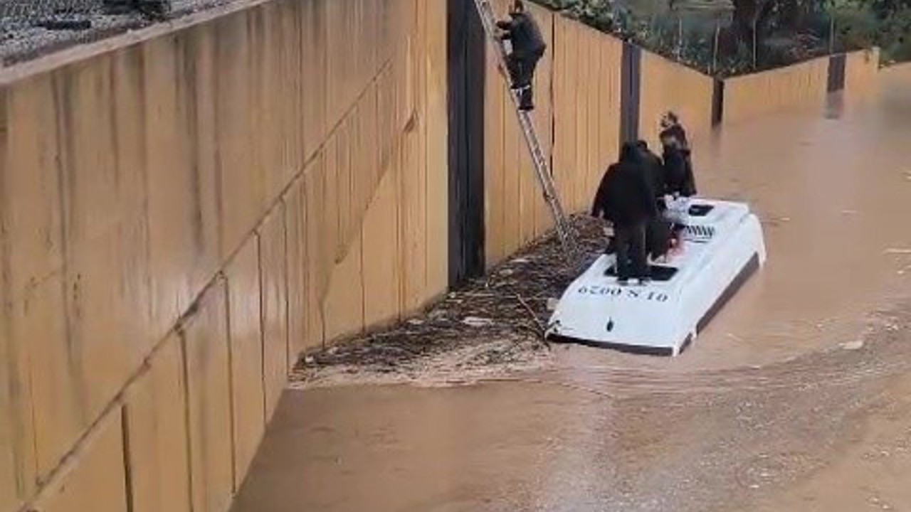 Sağanak yağmura servis aracında yakalananlar merdivenle kurtarıldı
