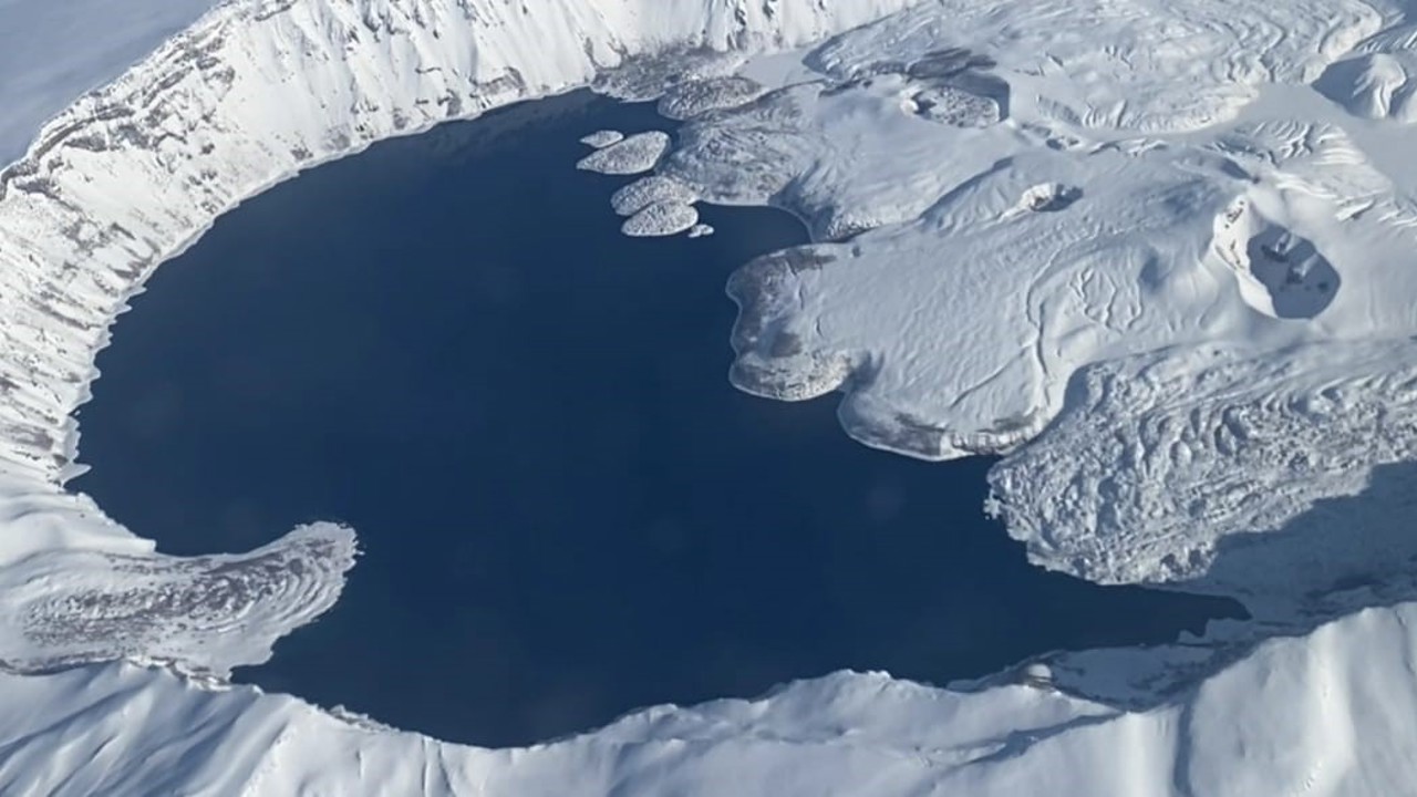 Nemrut Krater Gölü’nün kış güzelliği mest etti
