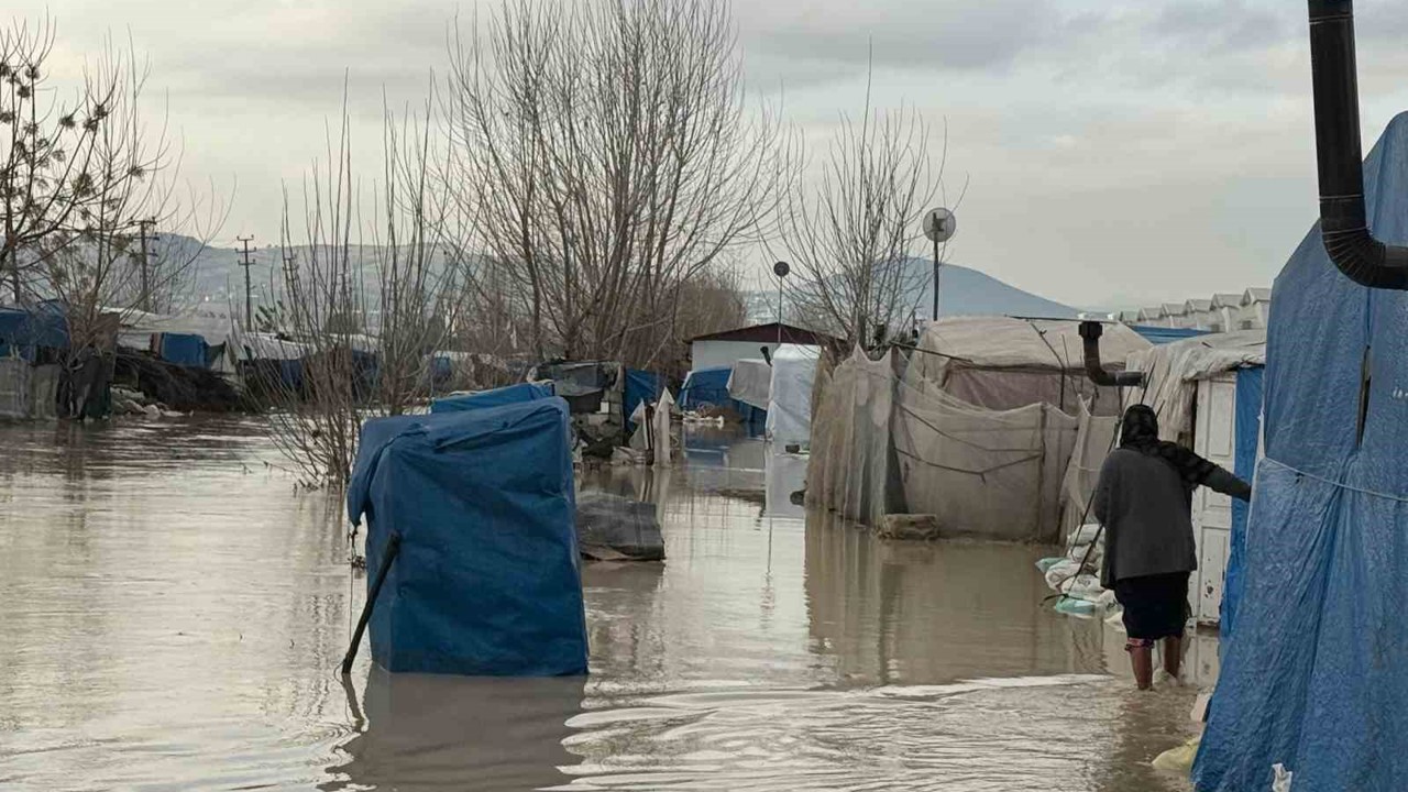 Selde mahsur kalan vatandaş kepçeyle kurtarıldı
