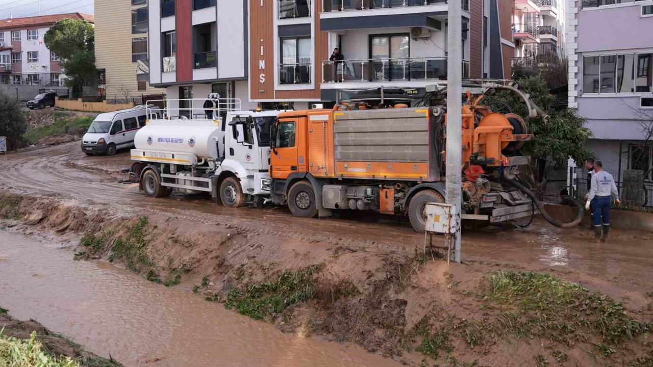 Kemalpaşa’da menfeze sıkışan aracı kurtarma çalışmaları sürüyor
